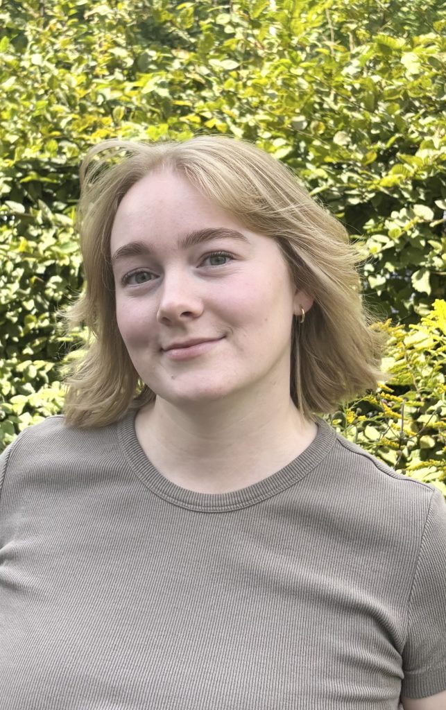 Dieses Bild hat ein leeres Alt-Attribut. Der Dateiname ist Selina-Portrait-643x1024.jpg