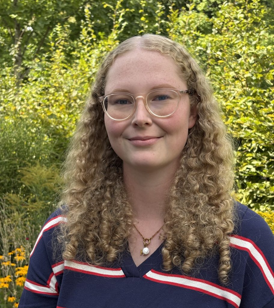 Dieses Bild hat ein leeres Alt-Attribut. Der Dateiname ist Sophie-Portrait-912x1024.jpg